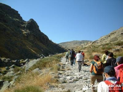 Laguna Grande de Gredos - Sierra de Gredos; bastones de senderismo; senderismo sierra de madrid